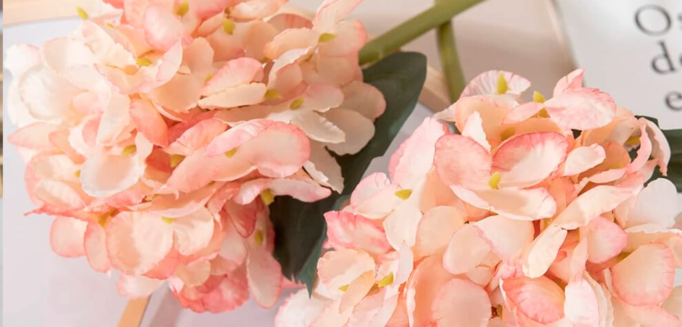 decoración primavera con hortensias artificiales
